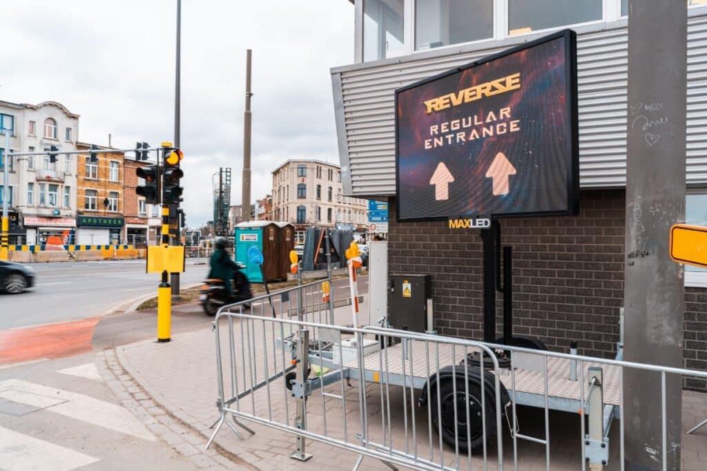 Mobiel ledscherm op aanhangwagen van MaxLED met bezoekerssignalisatie aan het Sportpaleis in Antwerpen