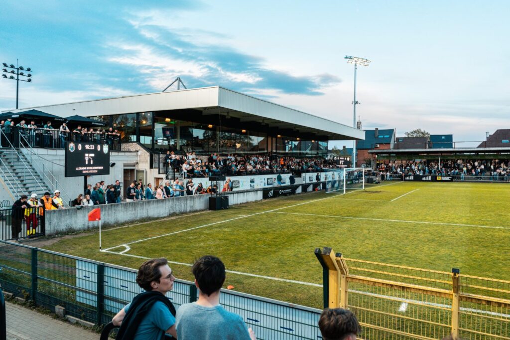 Scoreboard LED Maxled installé dans un stade de club