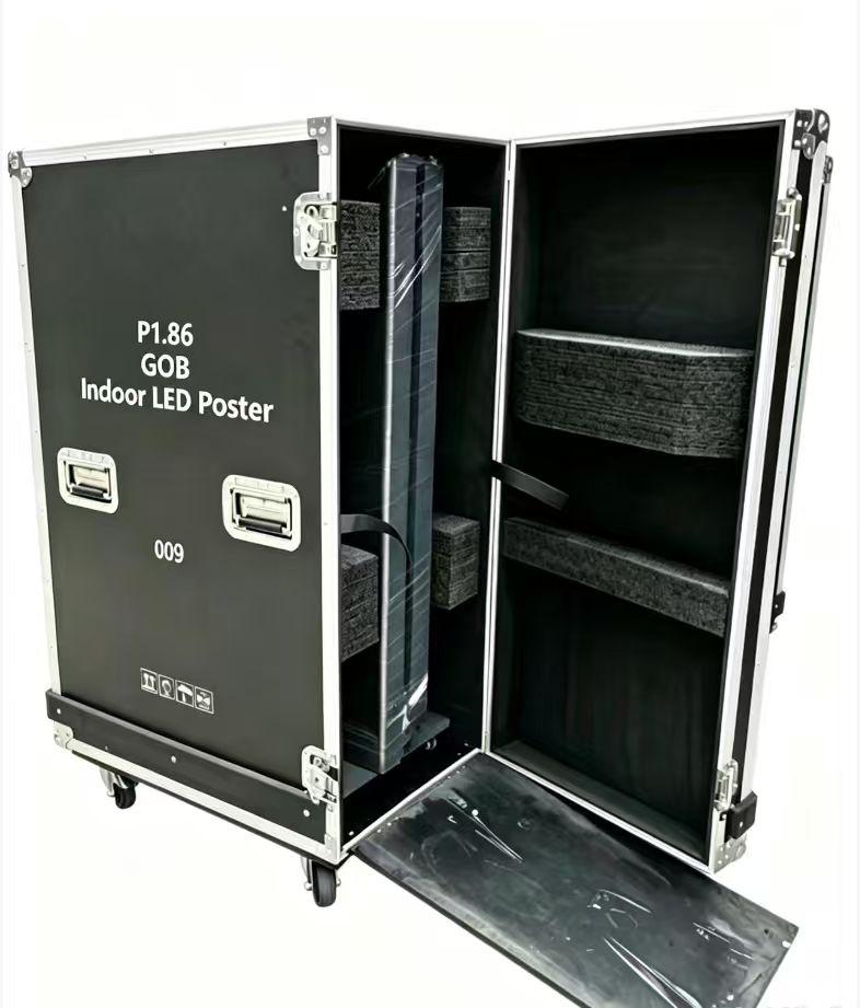 Geopende flightcase op wieltjes met de opgevouwen LED Poster Indoor van MaxLED erin