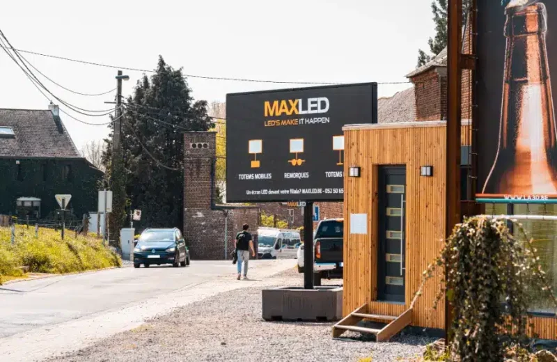 Totem LED mobile de 8 m² de Maxled, déplaçable grâce à son propre châssis