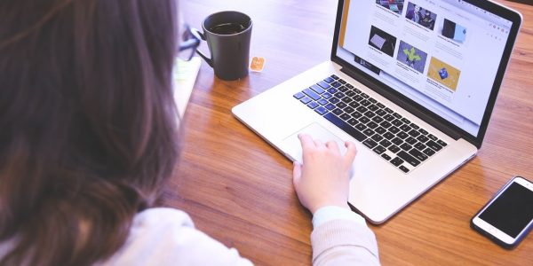Medewerker aan het werk op kantoor bij Maxled